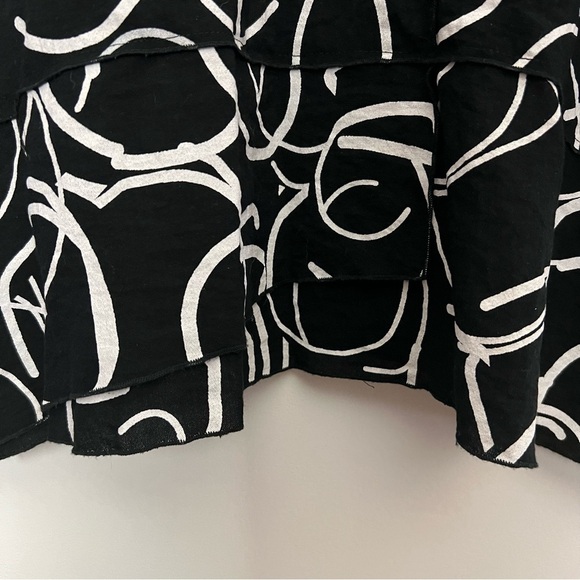 Habitat Black White Modern Circular Print Uneven Tiered Hemline Popover Blouse - Picture 6 of 9
